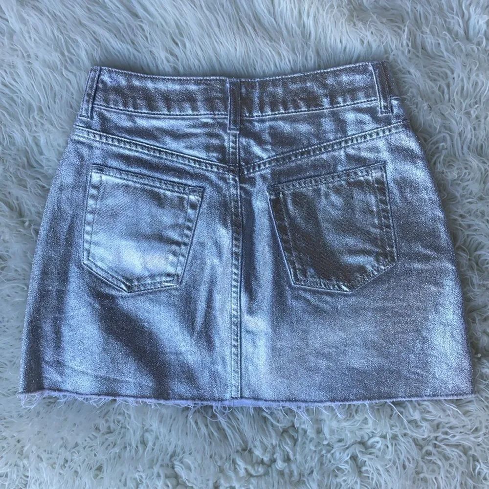 Topshop Silver Metallic Frayed Hem Moto Mini Skirt Size 6 - Picture 5 of 10